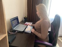 Учасниця заходу уважно слухає онлайн-діалог