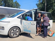 Волонтери Гуманітарної місії "Проліска" допомагають з евакуацією.