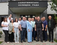 Спільне фото біля Солотвинської селищної ради