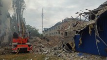 Пожежна машина гасить займання після ворожого обстрілу