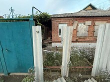 Зруйнований ворожим обстрілом будинок та подвір'я