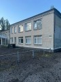 Адміністративна будівля, у якій обстрілом пошкодило вікна.