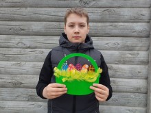 Дитина з творчою роюотою для "Великодньої галявини"