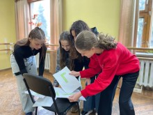 Діти розкладають листи паперу з літерами