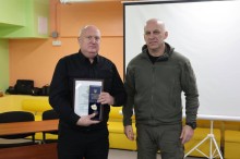 Олександр Журавльов тримає нагороду, яку отримав від Вадима Філашкіна