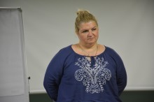 Головний спеціаліст управління, уважно слухає пропозиції та питання від членів молодіжної ради