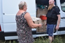 Мешканці Донеччини отримують допомогу від військових та волонтерів