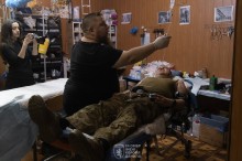 Медики рятують поранених захисників на стабпункті на Донеччині