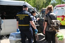 Рятувальники зустрічають людей з евакуаційного потяга, який придув до Рівненської області