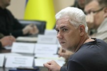 Учасники засідання Ради оборони області слухають пропозиції щодо виділення коштів на підтримку захисників Донеччини.