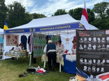 Люди в наметі "Білоруська спільнота"