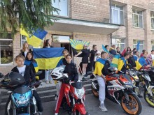 Учасники мотопробігу з прапорами України ,Донеччини та громад