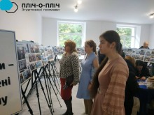 Гості виставки, уважно дивляться на картини які розташовані на мольбертах.