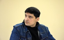 Семен Паніотов доповідає під час засідання комісії з визначення підприємств, установ і організацій, які є критично важливими