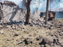 Руїни господарських будівель після ворожого обстрілу