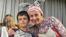 Акторка з вушками зайчика на голові пригорнула хлопчика