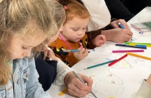 Дівчата малюють листи