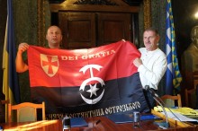 Керівники громад тримають військовий прапор