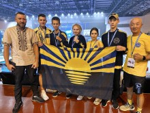 Спортсмени та тренери тримають прапор Донеччини після змагань