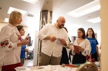 Юрій Руденко, програмний менеджер ЮНІСЕФ спілкується з активною молоддю
