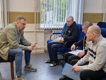 Заступник голови Донецької облдержадміністрації Олександр Шевченко спілкується із звільненими з полону українцями