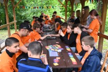 ДІти грають в настільні ігри
