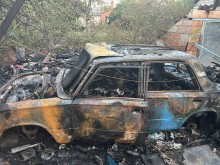 Обгорілий автомобіль на подвір'ї після ворожого удару