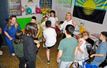 Діти разом із ведучими беруть участь у рухливому конкурсі