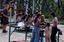 Діти відпочивають на спортивному майданчику