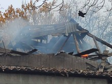 Палаюча покрівля будинку після обстрілу