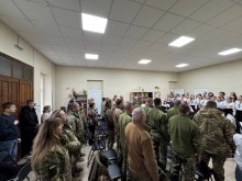 Глядачі стоячи слухають виступ студентів коледжу