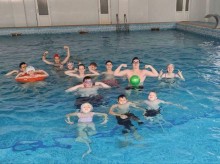 Діти плавають у басейні