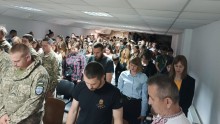 Учасники заходу, серед яких військовослужбовці, учні та педагоги Бахмутського центру ПТО, вшановують хвилиною мовчання пам’ять полеглих захисників України.
