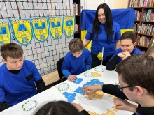 Молодь разом із координатором працює над інтерактивним завданням у межах відзначення Дня Єднання