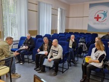 Заступник голови Донецької облдержадміністрації Олександр Шевченко спілкується із звільненими з полону українцями