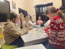 Вихованці Донецького обласного центру туризму та краєзнавства виготовляють подарунки для українських військових