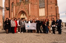 Спільне фото представників громад, попереду тримають прапор «Пліч-о-пліч: згуртовані громади» .