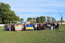 Підлітки, серед яких діти-ВПО з Донеччини, під час активностей на свіжому повітрі у межах проекту "Азимут"