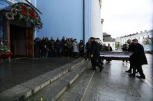 Труну загиблого журналіста заносять в собор