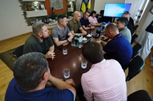 Вадим Філашкін разом із представниками Краматорської громади спілкується з керівництвом Закарпатської ОДА та місцевих громад