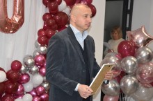 Урочисте святкування 70-річчя державного навчального закладу «Бахмутський центр професійно-технічної освіти». Атмосфера на фото урочиста і дружня. Присутні голова громада, педагогічні працівники та інші посадові особи.