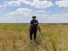 Піротехнік ДСНС обстежує територію