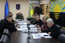 Учасники засідання Ради оборони Донецької області сидять за столом