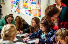 У гуманітарних хабах діти пишуть листи Святому Миколаю, в яких просять подарунки, здоров’я для рідних, наших захисників, перемоги та миру для України.