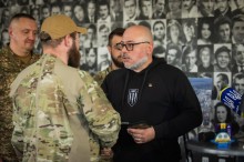 Голова Часовоярської громади висловлює слова подяки військовослужбовцю та тисне руку.