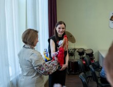 Керівниця апарату облдержадміністрації Олександра Журавель розглядає куклу мотанку.