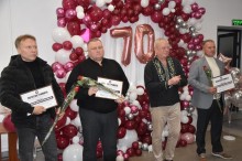 Урочисте святкування 70-річчя державного навчального закладу «Бахмутський центр професійно-технічної освіти». Атмосфера на фото урочиста і дружня. Присутні голова громада, педагогічні працівники та інші посадові особи.