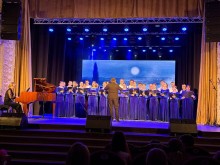Вокальний хор коледжу виконує композицію під фортепіано