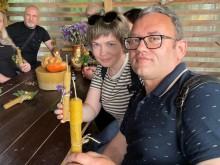 ⁠Учасники заходу на майстер-класі зі свічковаріння