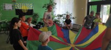 Діти у колі грають в рухливу гру